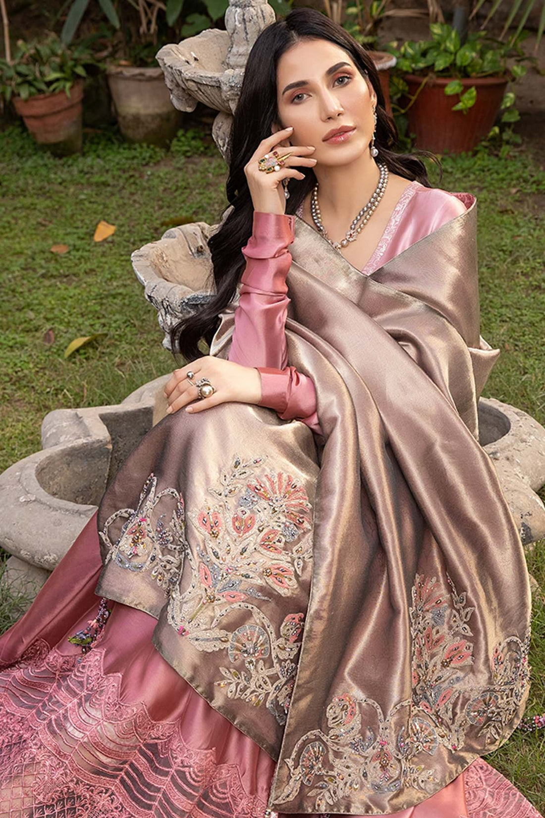 De Rose Shawl - Nilofer Shahid