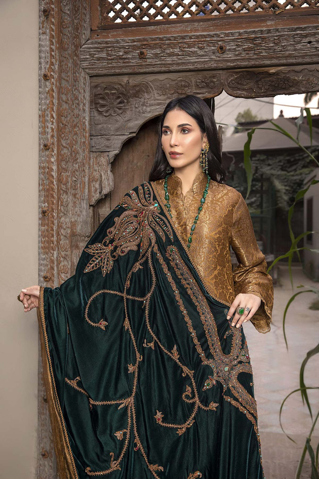 The Royal Empress Shawl - Nilofer Shahid