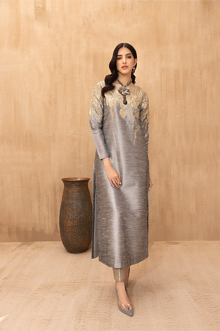 Seraphic Moonlight - DAZZLING SPELL- WINTER COLLECTION'22 by Nilofer Shahid