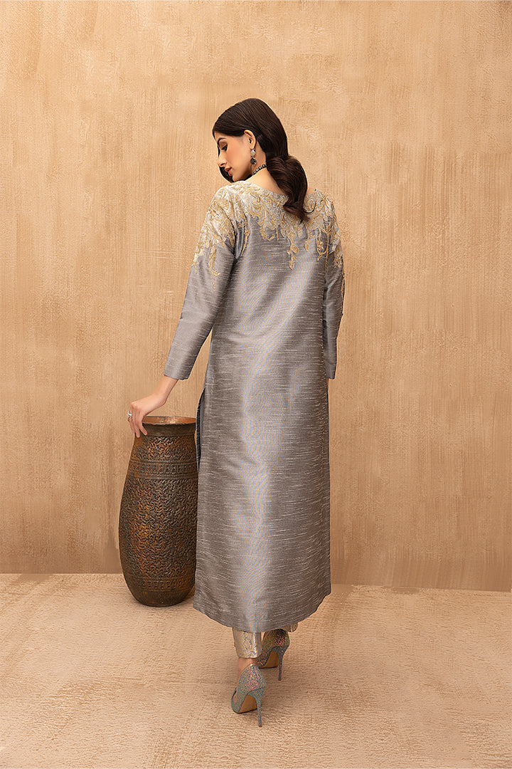 Seraphic Moonlight - DAZZLING SPELL- WINTER COLLECTION'22 by Nilofer Shahid